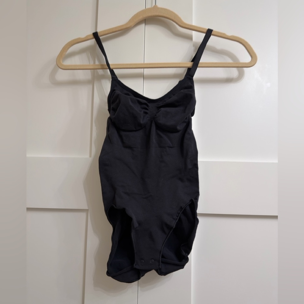 Skims Sculpting Thong Bodysuit in Onyx, size S/M